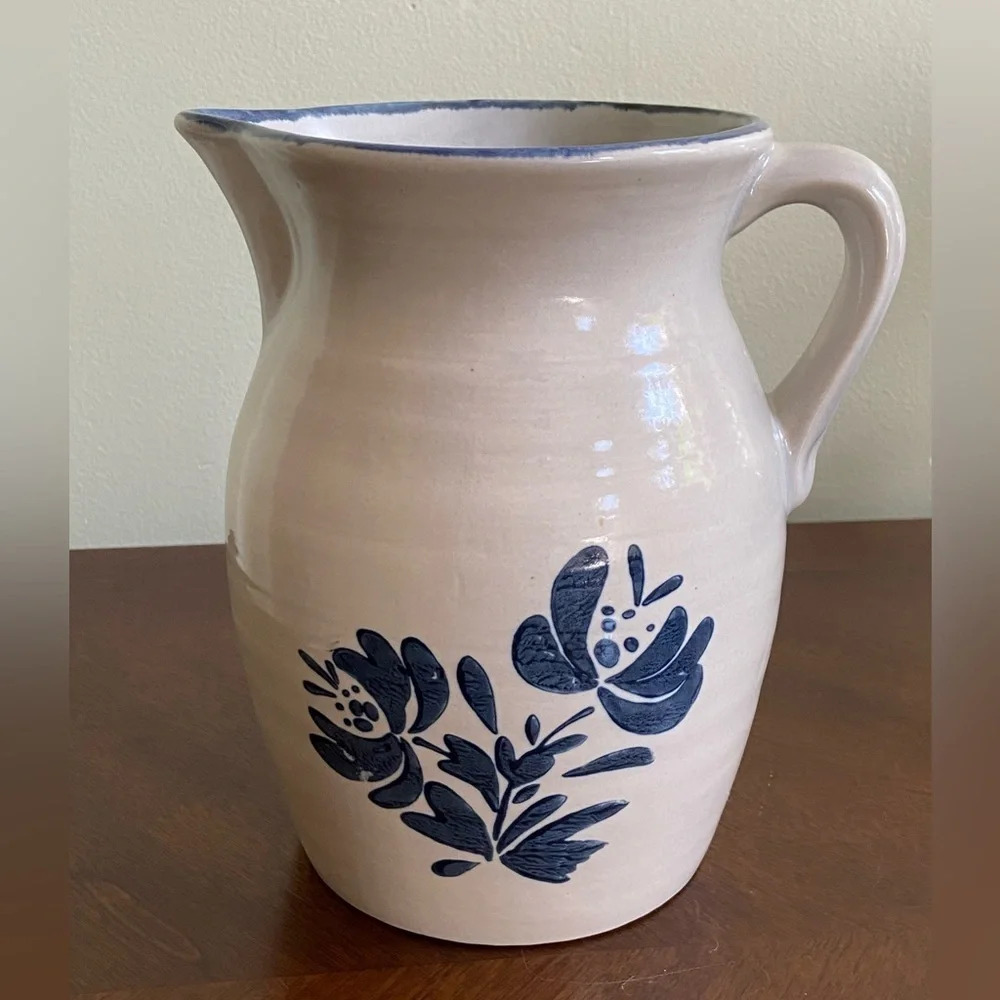 Vintage Pfalzgraff Yorktown pattern large pitcher. USA. 8”. 64 oz